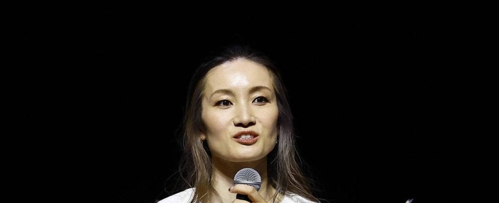 「氷艶ずサイコーー」荒川静香さん、ＮＥＷＳライブへ　手作りの増田貴久のうちわ手に観賞