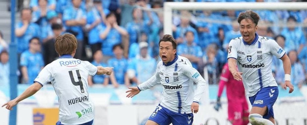 ｢ノーシューズでのゴールは無効か否か?｣(1)横浜FCに開幕3連勝をもたらした｢右足ストッキング弾｣、セルジオ越後と釜本邦茂の前で決まった｢スパイクなし決勝弾｣