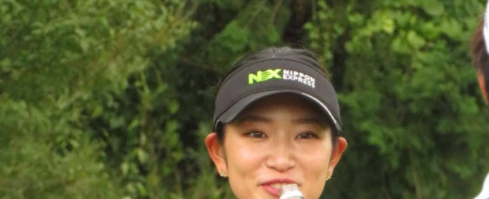 原英莉花、今季国内ツアー初出場　目標「やっぱり優勝」師匠ジャンボに報告、ハグで祝福される