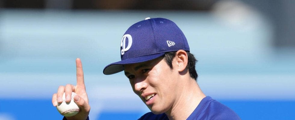 佐々木朗希、ロッテ同僚左腕の公式グッズで本拠地へ入場　チラッと見える顔と背番号などが話題に