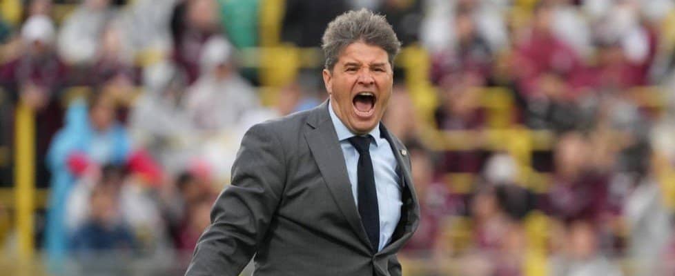 溢れ出る“リカ将”パッション！ 諦めない柏指揮官のゴール裏“猛ゲキ”にサポーターも呼応！ 2点差敗戦も｢逆転できる！って思える｣｢こんなに背中が大きい監督いない｣