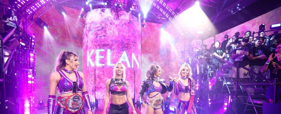 「もっと美人になった」人気女子タッグチームがサプライズ復活！ 変わらぬビジュアルと“粋な演出”に会場大盛り上がり