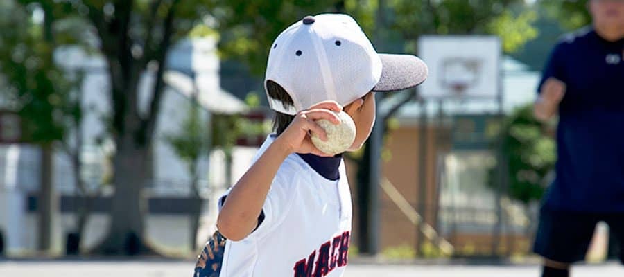 意外と盲点？　野球ボールの「正しい握り方」　肩肘にも影響…元プロが明かす縫い目の位置