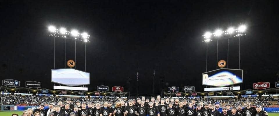 歓喜のドジャース　奥さま会も別室で「乾杯！」地区シリーズ突破で集合写真　「美しい」「最高のサポートチーム」と反響