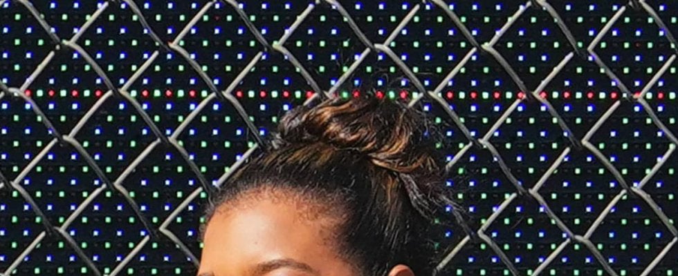 ドジャース名物リポーター、びしょ濡れ全身ショット公開　ビニールスカート＆タンクトップ＆裸足