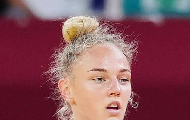 「美しすぎる柔道家」ダリア・ビロディド、体のライン拾う真っ赤なドレス姿で誕生日祝い