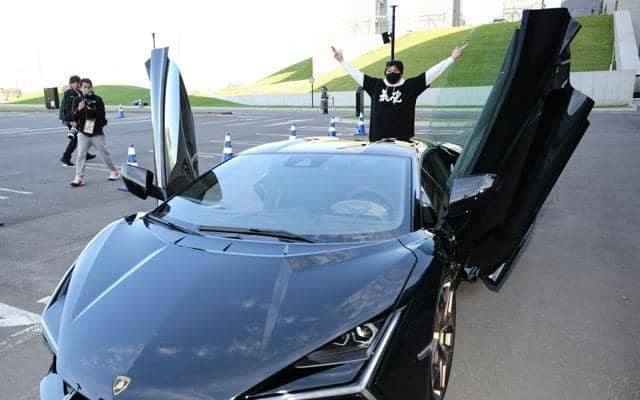 新庄監督「車も進化、ファイターズも進化」　スーパーカーで球場入り