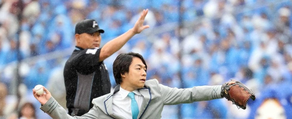 【DeNA】巨人ファンのクイズ王伊沢拓司が制服姿で始球式　場内から温かい拍手