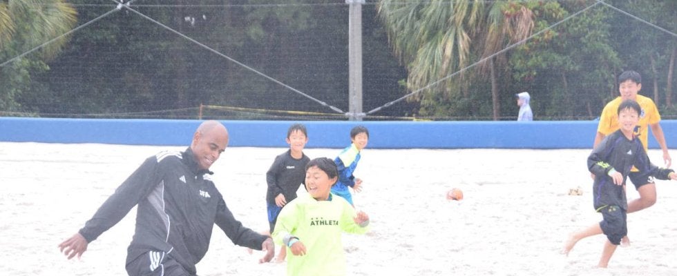 「JFA夢フィールドデー」開催　ビーチサッカー代表の茂怜羅オズも参加、英語教室や審判体験も