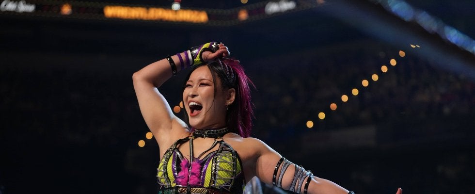 「何やらせてんだ」人気日本人女子レスラーが“靴でビール一気飲み”の奇行…まさかの“伝統儀式”にファン困惑「吐きそう」