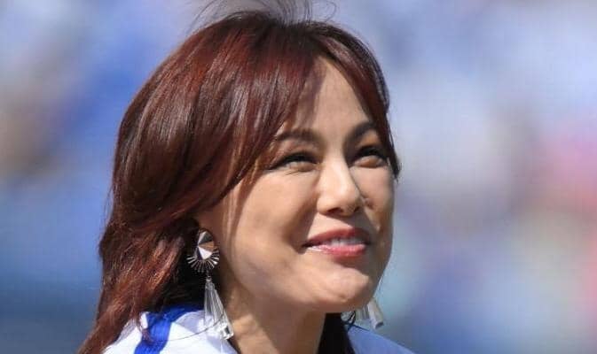 「さすが勝利の女神」「風邪ひかないように」　平成の歌姫が雨のハマスタで祝杯「ＢＬＵＥの景色に元気をいっぱいもらった　勝ったぞ」と投稿