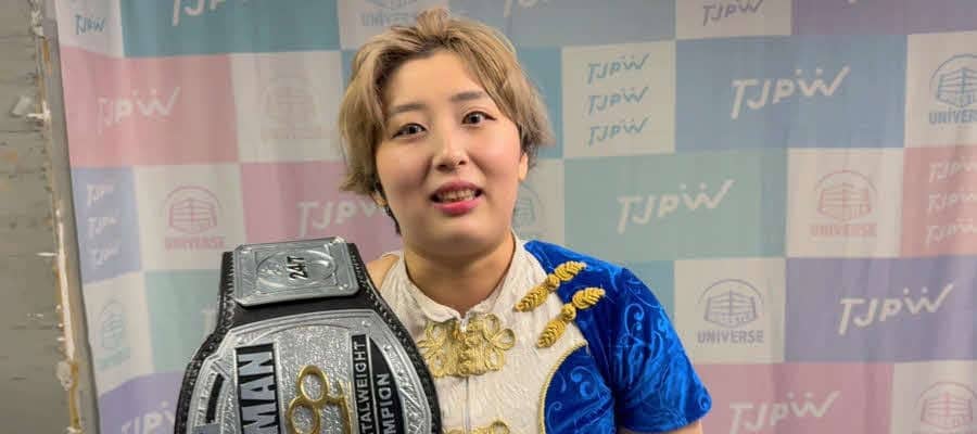 【東京女子】アイアンマン王座は桐生真弥→調印書→バインダー→ドリンク→真弥が飲んで王座奪回