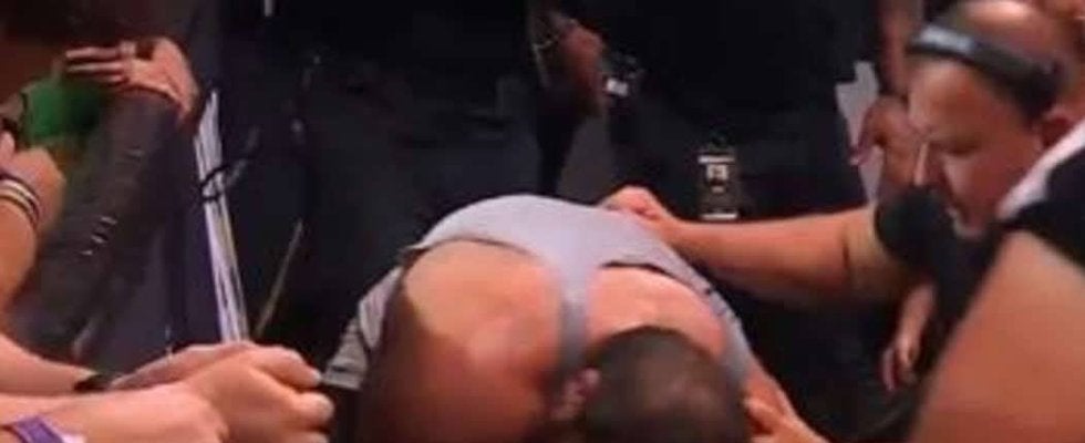 【AEW】飯伏幸太がコーナートップから転落して右足負傷退場、米報道では大腿骨折の可能性も