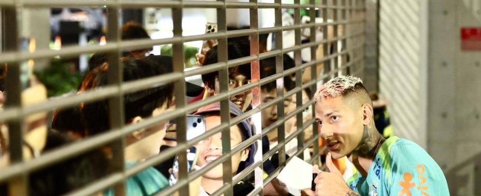 ブラジル代表FWが練習後に“神対応”…プレゼントでファン沸かせる　シャッター越しにサインも