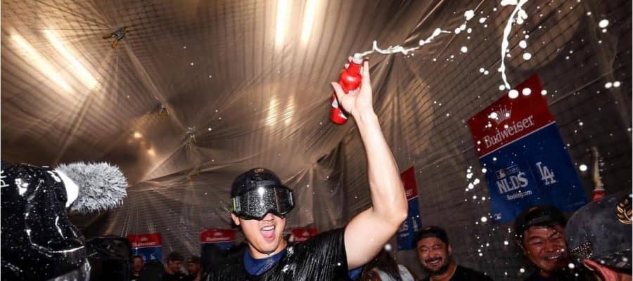 ド軍美人レポーターが“絶叫”「もう2回!!!」　びしょ濡れ歓喜の瞬間…カメラが捉えた一枚