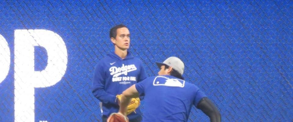 大谷翔平　敵地で異例の大盤振る舞い！？　スタンドにふわりと４球も投げ入れるファンサービス　打撃練習中は中堅で球拾いも