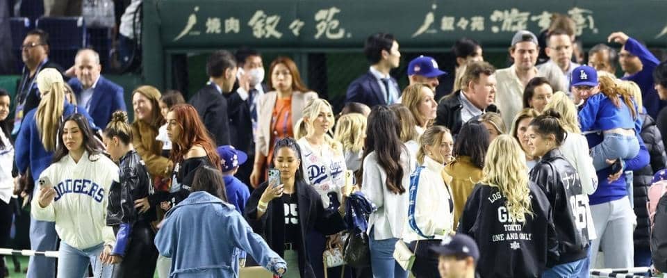 敵地ミルウォーキーにドジャース奥様会が集合　総勢２３人と子どもたち「第１戦…さあ行こう！」と団結！