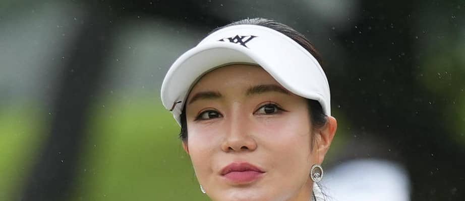 昨季限りで引退した34歳「セクシークイーン」黒ノースリーブのミニワンピのプライベートショット