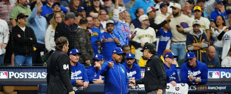 ド軍ロバーツ監督がイライラ！ “まさかの衝撃プレー”「そらキレる」「見たことない」不運？痛恨ミス？ “センターゴロ併殺打”にファン騒然