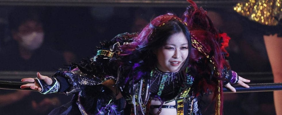 【WWE】イヨ・スカイ純白ビキニで豪州満喫　「セクシー過ぎる」「オーストラリアより美しい」