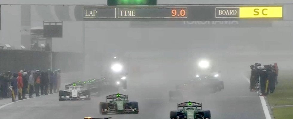 GRスープラが「今回はハロウィン仕様」 雨のレースを“異色の”セーフティカーが疾走、遊び心たっぷりのデザインに脚光