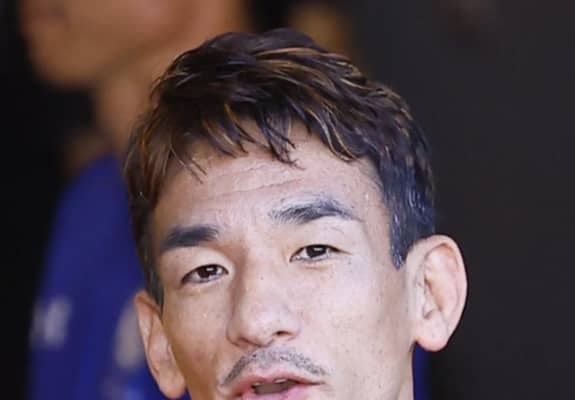 中田英寿氏、黒のベースボールキャップと黒のＴシャツ　真剣な表情で見つめる先にあるのは…