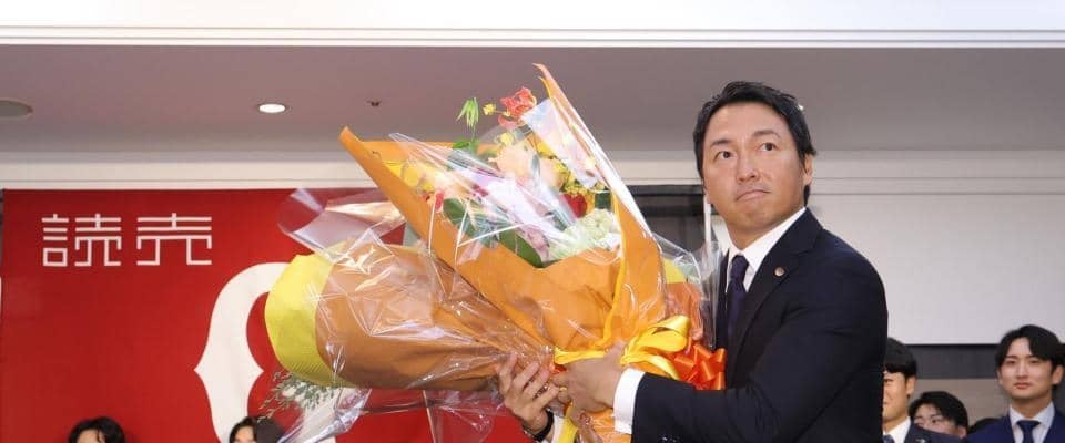 巨人・長野久義の引退会見　集合写真に映る２人の姿にＳＮＳ反応「泣ける」「みんなに好かれてる」