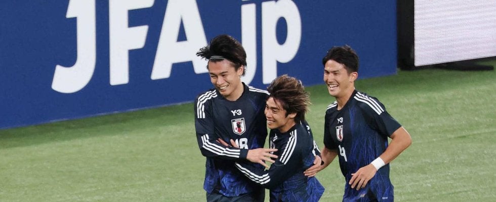 【日本代表】右脚負傷の伊東純也は確かな足取りで出国　ブラジル戦後に治療で病院直行