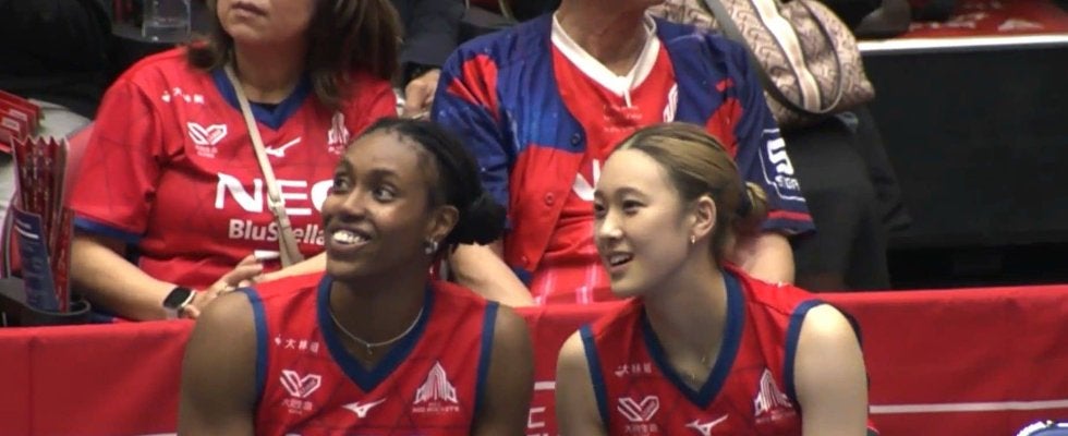 突然何を…女子バレー、カメラに抜かれ咄嗟に可愛い行動 日本代表でもブレイク中の23歳金髪女子の振る舞いが話題