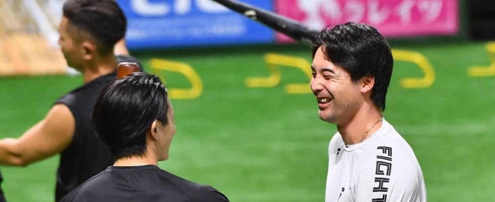 【日本ハム】上原健太が周東佑京に謝る　周東は笑顔で応じる　９月の首位攻防戦で死球