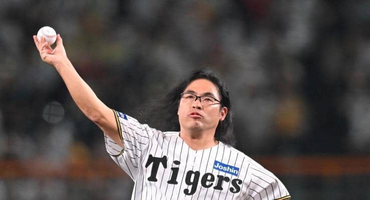 阪神　ロッチ中岡が始球式でノーバウンド投球「感無量です」　背番号１９８５で登場