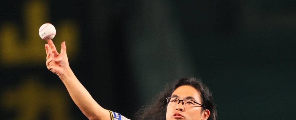 【阪神】虎党ロッチ中岡創一が始球式「気の利いた一言を」投球後に坂本誠志郎に受けた言葉とは　