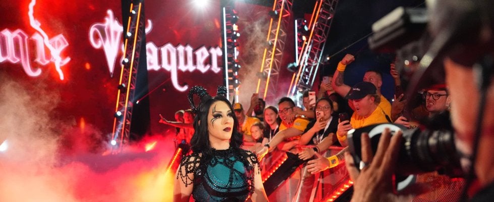 美女レスラーの“地獄の餅つき”に悶絶…マットに連続「強制キス」独特すぎるアクロバティック技が話題