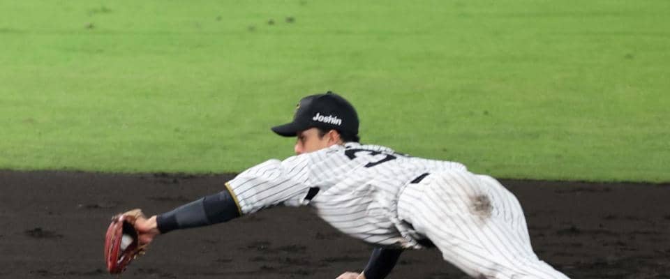 阪神・小幡の横っ跳び好捕に甲子園大歓声