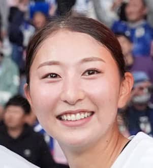 【WEリーグ】「正真正銘の美人アスリート」日テレＶベレーザのなでしこMFが白キャミソール姿