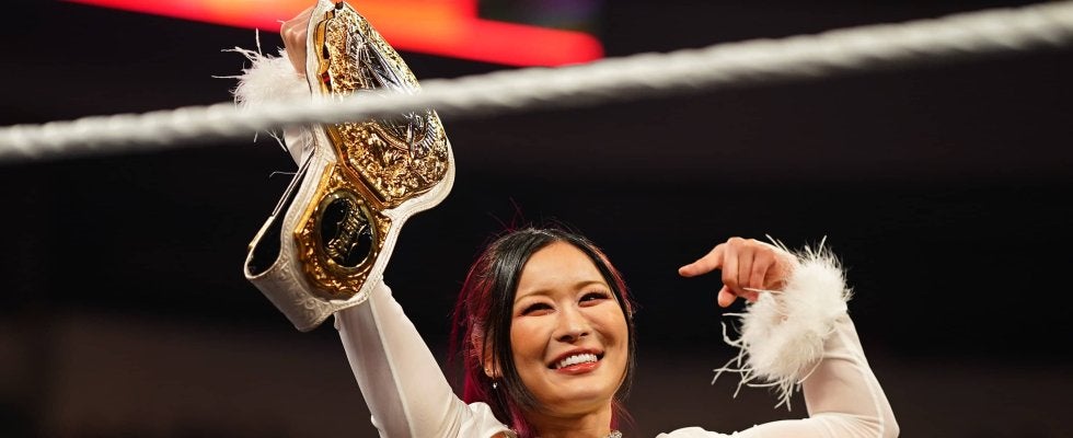 目を輝かせたキッズとハグ…“神対応”世界的人気の日本人女子レスラーのほっこり入場シーンが大反響「カワイイ・オブ・カワイイ」