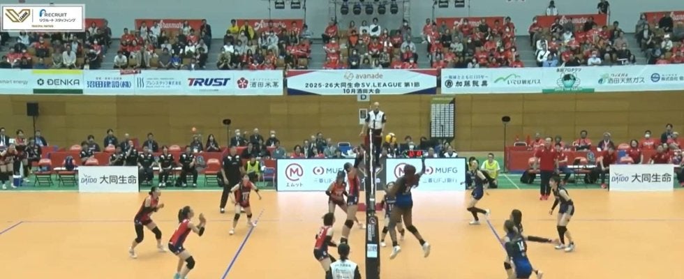 女子バレー、“超高身長”選手の直角スパイクにアリーナどよめき