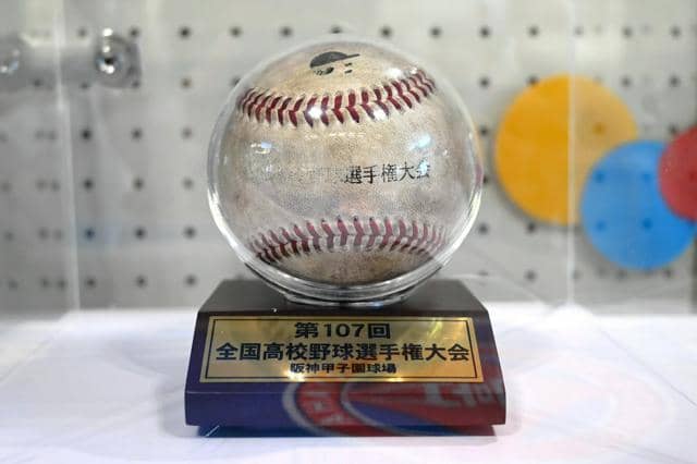 甲子園初勝利のボールを市役所に展示 滋賀・綾羽高 ユニホームも