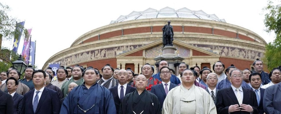 ビートルズの聖地アビー・ロードで大相撲力士がジャケット写真を再現？