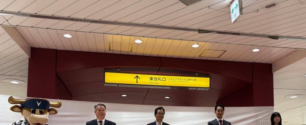 【神戸】ノエスタ最寄り駅がクリムゾンレッド一色に　クラブ30周年記念で新ラッピング