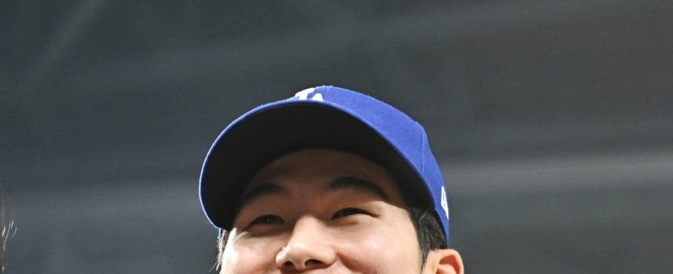 「K－POPアイドルかと」キム・へソン、爽やかスマイルの正統派コーデ姿で球場入り