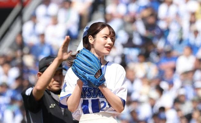 ハマスタ始球式の美女が甲子園で「ぼっち観戦」雨がっぱ着用で熱烈応援　「可愛い」「風邪引かんよーに」の声も