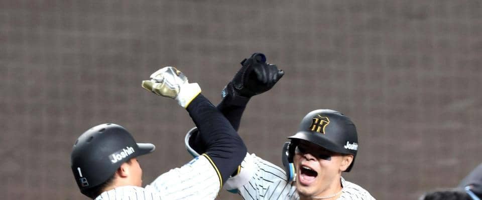 阪神　佐藤輝が天敵・ケイから先制３ラン　バックスクリーンへの特大弾　わずか５球で３得点　初回の失策を取り返す一撃