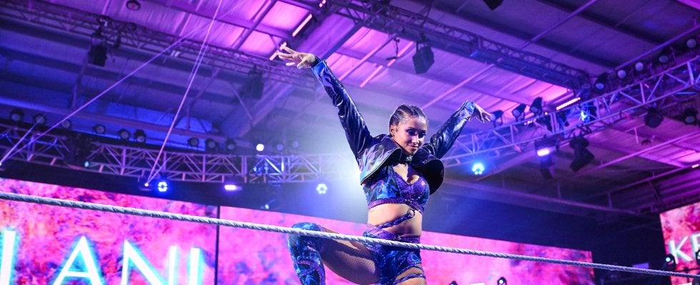 こんなのアリ？ 女子プロレスで“神回避” 逆立ちの天才が「まさかの動き」で失格を免れる…仰天テクニックに観客騒然