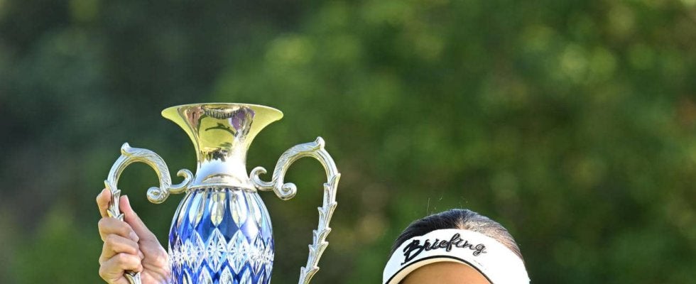 仲宗根澄香６年ぶりＶ「逃げないと決めて打った」バーディーで混戦制す　下部ECCレディース