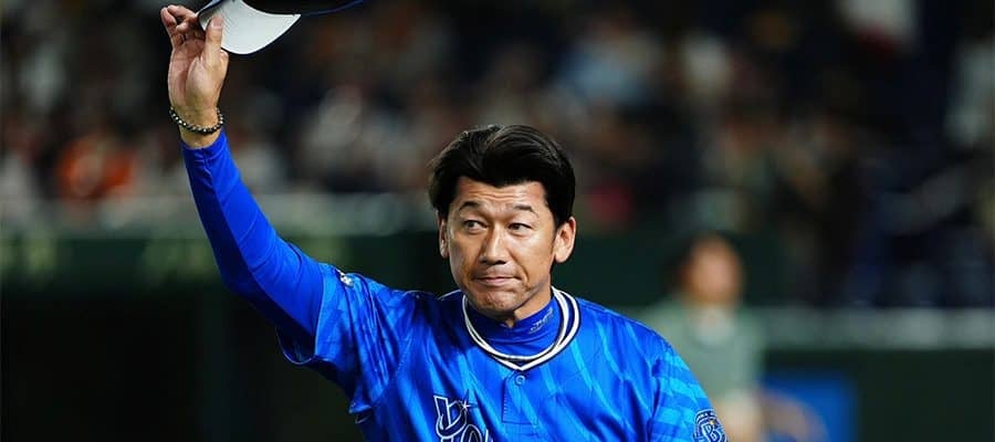 藤川監督、退任の三浦大輔監督に花束　DeNAは辞任届を受理…CSファイナル3連敗、場内「三浦コール」