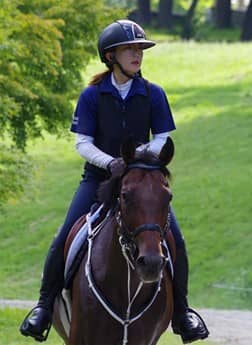 元競走馬カタールパールが全日本エンデュランス選手権100kmで優勝、サラブレッドとして初の快挙