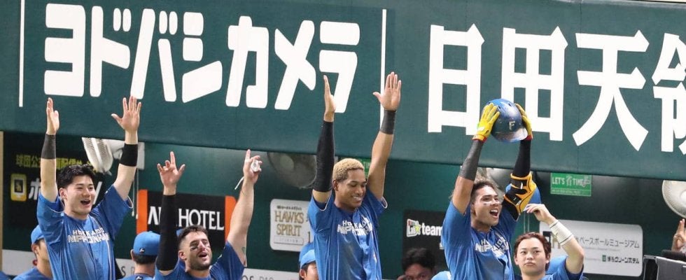 【日本ハム】新庄監督が４回裏に早くも守備固め！五十幡亮汰を中堅投入、５ポジションで入れ替え