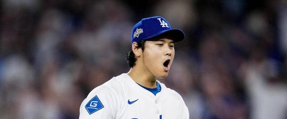 「由伸とデコピン、かわいい」「しっかりトロフィー持たせてもらってる」　大谷翔平が「癒やし枠」の写真２枚投稿　ＳＮＳ反響