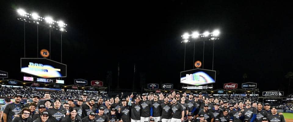 ドジャース奥さま会も豪華スイートで乾杯！　お揃いジャンパー、シャンパンファイトの映像見ながら歓喜に沸く